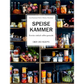 Das Cover von "Speisekammer" aus dem Hölker Verlag zeigt Regale mit Gläsern und Flaschen mit selbstgemachten Lebensmitteln. Im Untertitel werden über 350 Rezepte für eingemachtes Obst, Gemüse und mehr vorgestellt.