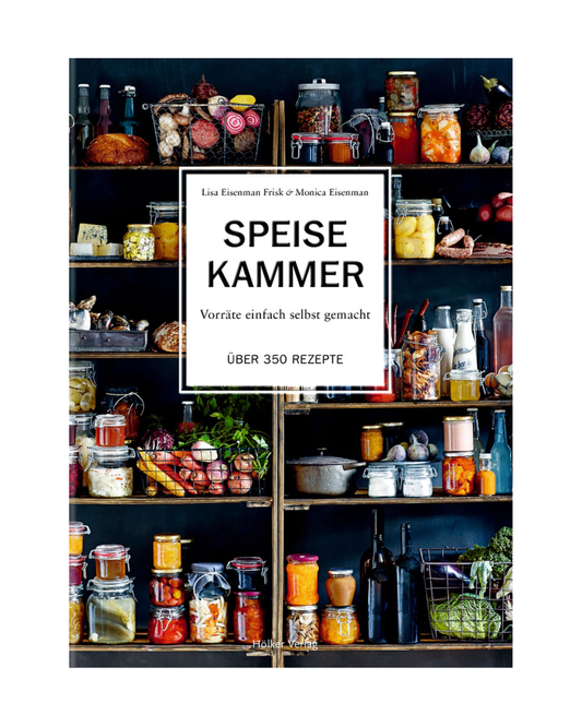 Das Cover von "Speisekammer" aus dem Hölker Verlag zeigt Regale mit Gläsern und Flaschen mit selbstgemachten Lebensmitteln. Im Untertitel werden über 350 Rezepte für eingemachtes Obst, Gemüse und mehr vorgestellt.