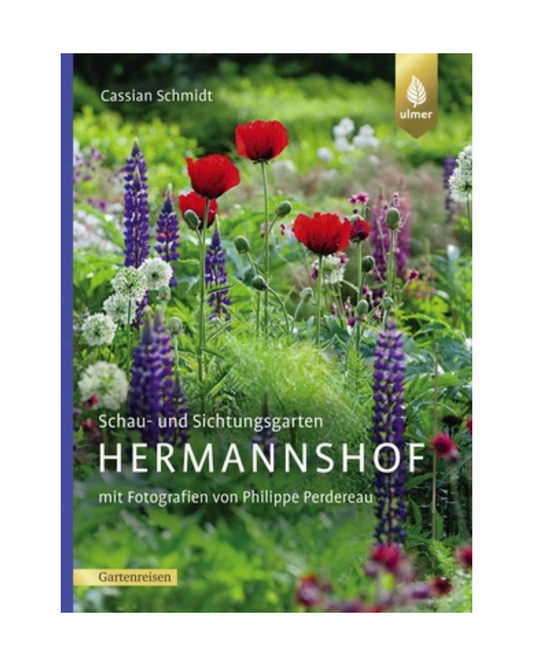 Buchumschlag von "Schau- und Sichtungsgarten Hermannshof" aus dem Ulmer Verlag mit bunten Gartenblumen, hohen Grünpflanzen, einer Textüberlagerung und dem Verlagslogo in der rechten oberen Ecke.