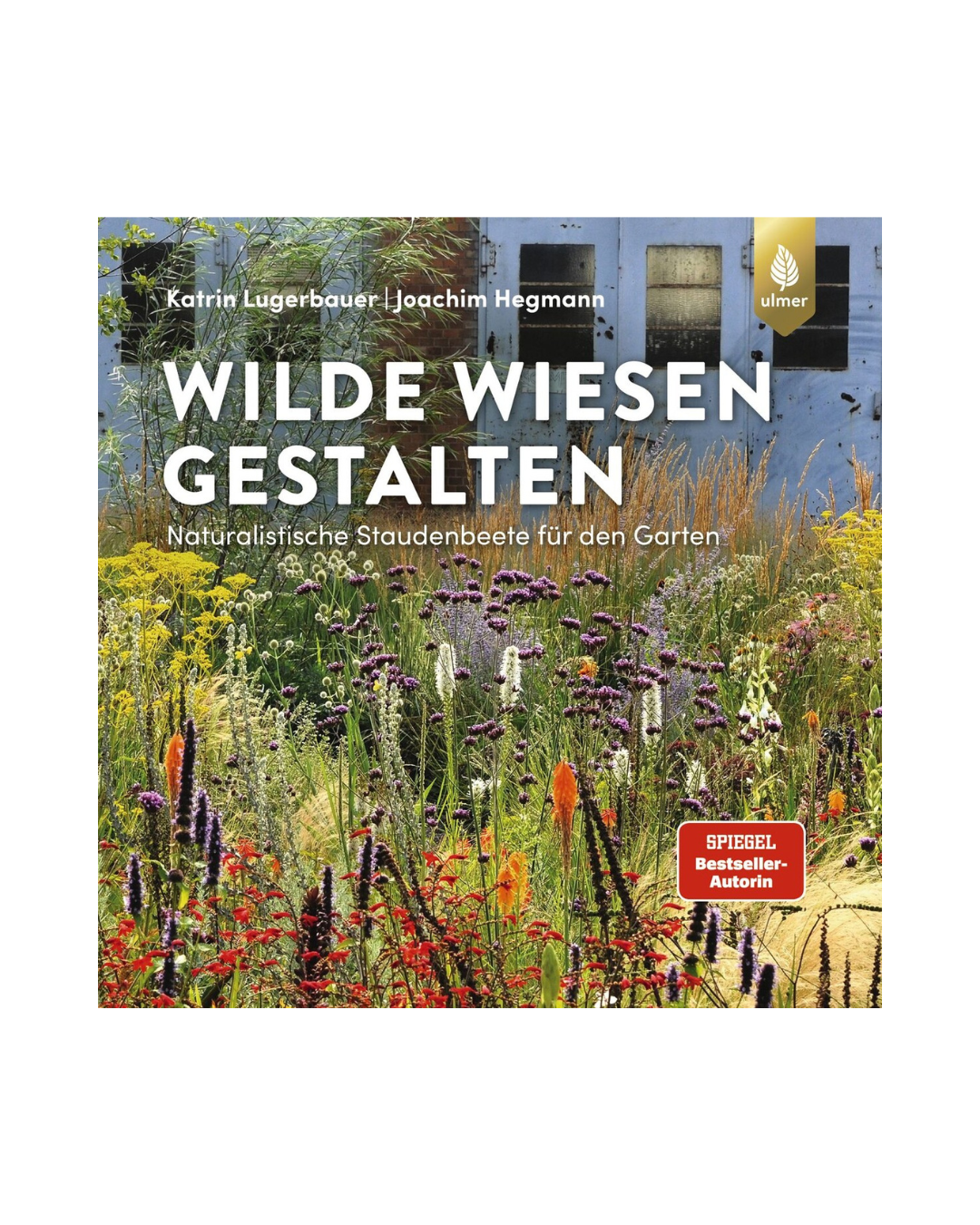 Das Buchcover von "Wilde Wiesen gestalten | Für naturnahe Staudenwiesen" aus dem Ulmer Verlag zeigt leuchtende Wildblumen und Gräser vor einem blauen Gebäude - eine ideale Inspiration für naturnahe Gärten.