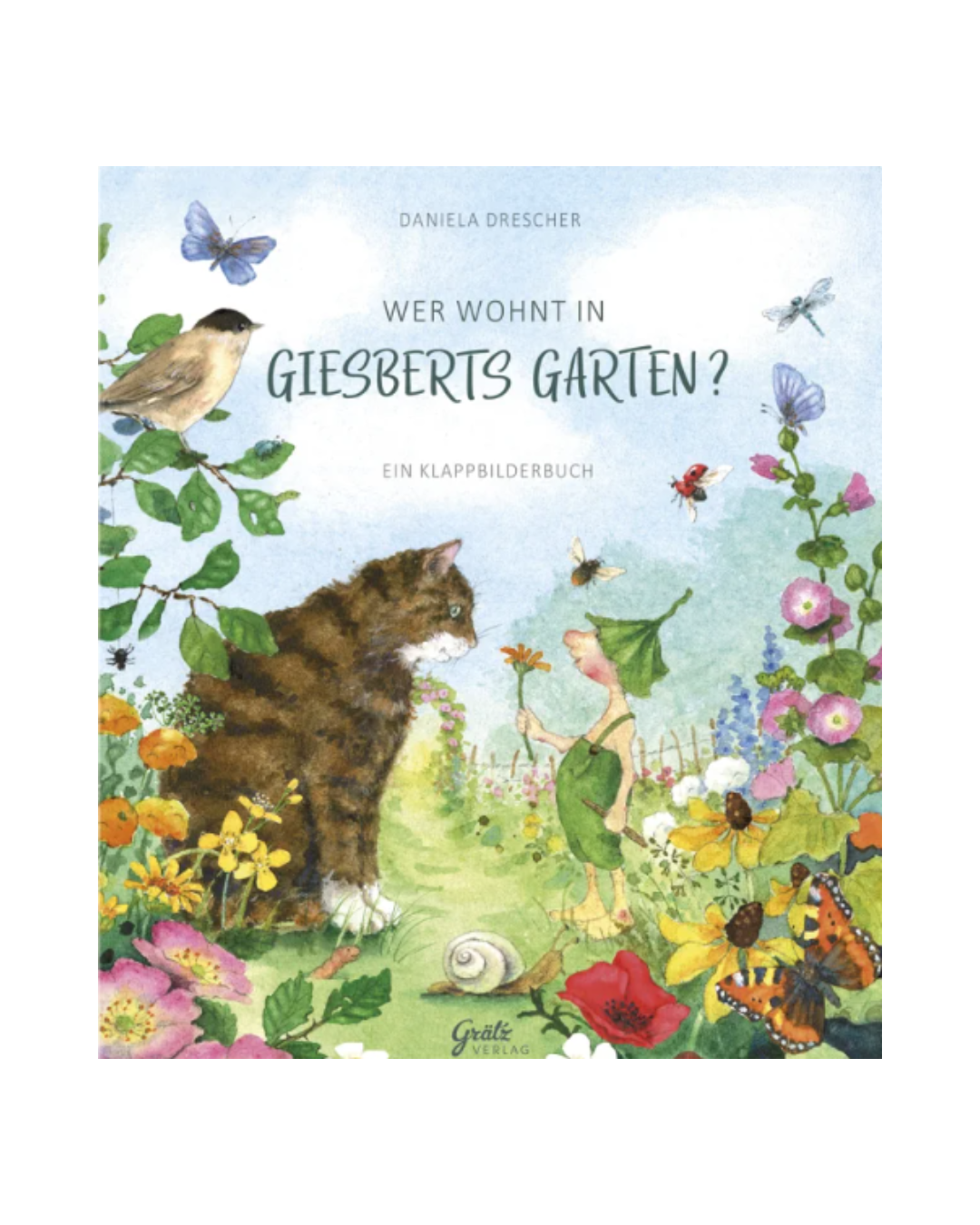 Das Cover von Wer wohnt in Giesberts Garten? | Ab 2 Jahren der Königlichen Gartenakademie zeigt eine Gartenszene mit einer großen Katze, einem Zwerg mit grüner Mütze, bunten Blumen, Schmetterlingen und mehr unter einem blauen Himmel.