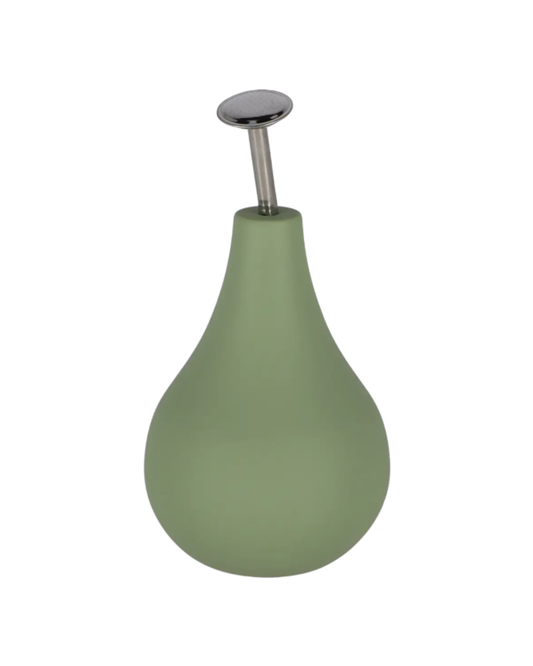 Die Gießbrause Ball Mintgrün L von Esschert ist eine mattgrüne, birnenförmige Gießbrause für die gezielte Pflanzenbewässerung mit silbernem Aufsatz und weißem Hintergrund.