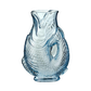 Die Ib Laursen Vase fischförmig hellblau, 24 cm hoch, von Königliche Gartenakademie zeigt detailreiche Schuppen sowie offenes Maul und geschwungenen Schwanz vor weißem Hintergrund.