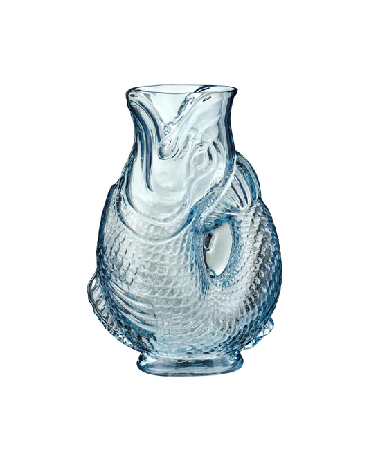 Die Ib Laursen Vase fischförmig hellblau, 24 cm hoch, von Königliche Gartenakademie zeigt detailreiche Schuppen sowie offenes Maul und geschwungenen Schwanz vor weißem Hintergrund.