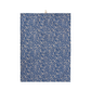 Das Ib Laursen Geschirrtuch 'Paula' ist ein 50 x 70 cm großes, florales Baumwollgeschirrtuch mit blauem Hintergrund, dichtem weißen Blumenmuster und einer Aufhängeschlaufe oben. Es besteht aus 100% Baumwolle und wird flach aufgehängt. Marke: IB Laursen.