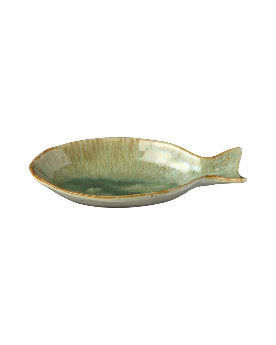 Die Ib Laursen Schale 'Ocean Green' fischförmig hat eine grüne Glasur mit braunen Akzenten am Rand und am Schwanz, die vor einem weißen Hintergrund stehen.