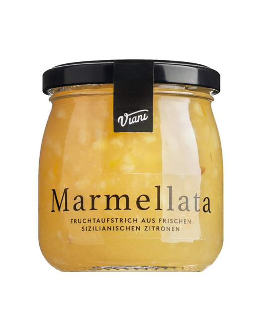 Ein Glas mit schwarzem Deckel enthält den Viani 'Marmellata di Limoni' Fruchtaufstrich aus sizilianischen Zitronen (210 g). Auf dem Etikett steht, dass er aus frischen sizilianischen Zitronen hergestellt wird, und es ist ein deutscher Text zu lesen.