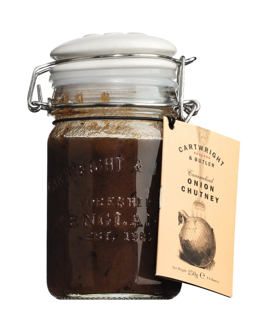 Ein 250g Glasgefäß mit Cartwright & Butler Karamellisiertes Zwiebelchutney, mit einem Metallverschluss und einem beigen Etikett mit einer Zwiebelillingsillustration.