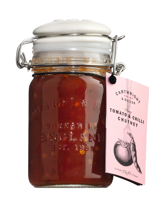 Ein 270-g-Glas mit Cartwright & Butler Chutney aus Tomaten und Chili - ein klassisches englisches Chutney in einem eleganten Glas, das perfekt geeignet ist, um Ihre Gerichte mit einem kräftigen Tomaten- und Chiligeschmack zu verfeinern.