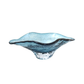 AULICA | Dekorative blaue Glasschale 33 x 18 x 10,5 cm: Diese elegante Schale mit gewellten, unregelmäßigen Rändern und hellblauem Farbton verschönert jeden Raum und setzt stilvolle Akzente.