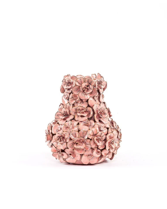 Die Des Pots Vase mit Deko-Blumen in Rosa (H 17 Ø 5,5 cm) von Des Pots besticht durch aufwendige, dreidimensionale Blumen-Dekore und wird stilvoll vor weißem Hintergrund präsentiert.