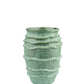 Die Vase 'Lavagrün' (32 x 23 cm) von 2 Have hat ein gewelltes, geripptes Design und eine grün gesprenkelte Keramikoberfläche, die einen handgefertigten, organischen Look erzeugt.