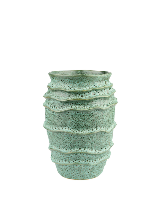 Die Vase 'Lavagrün' (32 x 23 cm) von 2 Have hat ein gewelltes, geripptes Design und eine grün gesprenkelte Keramikoberfläche, die einen handgefertigten, organischen Look erzeugt.