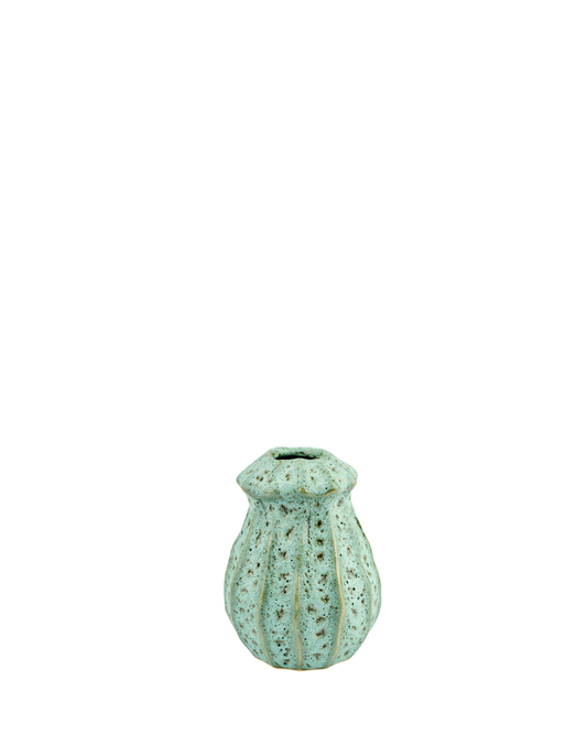 Die 2 Have | Vase 'Lavagrün' 15 x 11 cm von 2 Have hat eine gerippte, strukturierte Keramikoberfläche und eine schmale Öffnung; diese rustikale Vase ist isoliert auf einem weißen Hintergrund abgebildet.