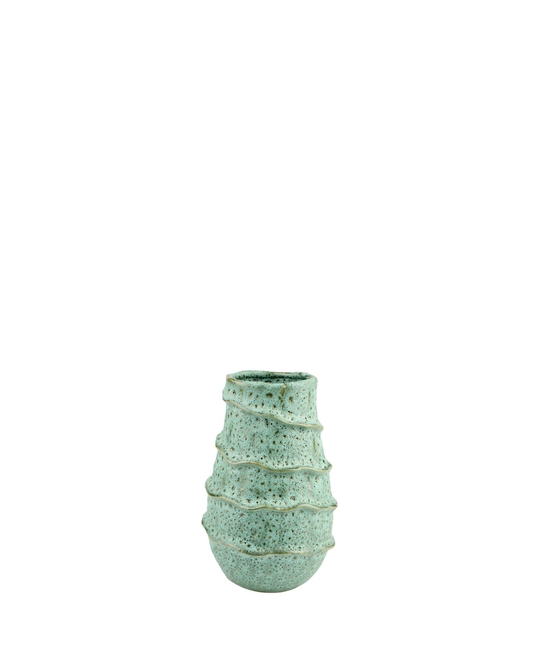 Die 2 Have | Vase 'Lavagrün' 25 x 17 cm von 2 Have ist eine kleine, strukturierte Vase mit gesprenkelter Oberfläche und horizontalen Rillen, ideal für Schnittblumen. Abgebildet vor einem schlichten weißen Hintergrund.