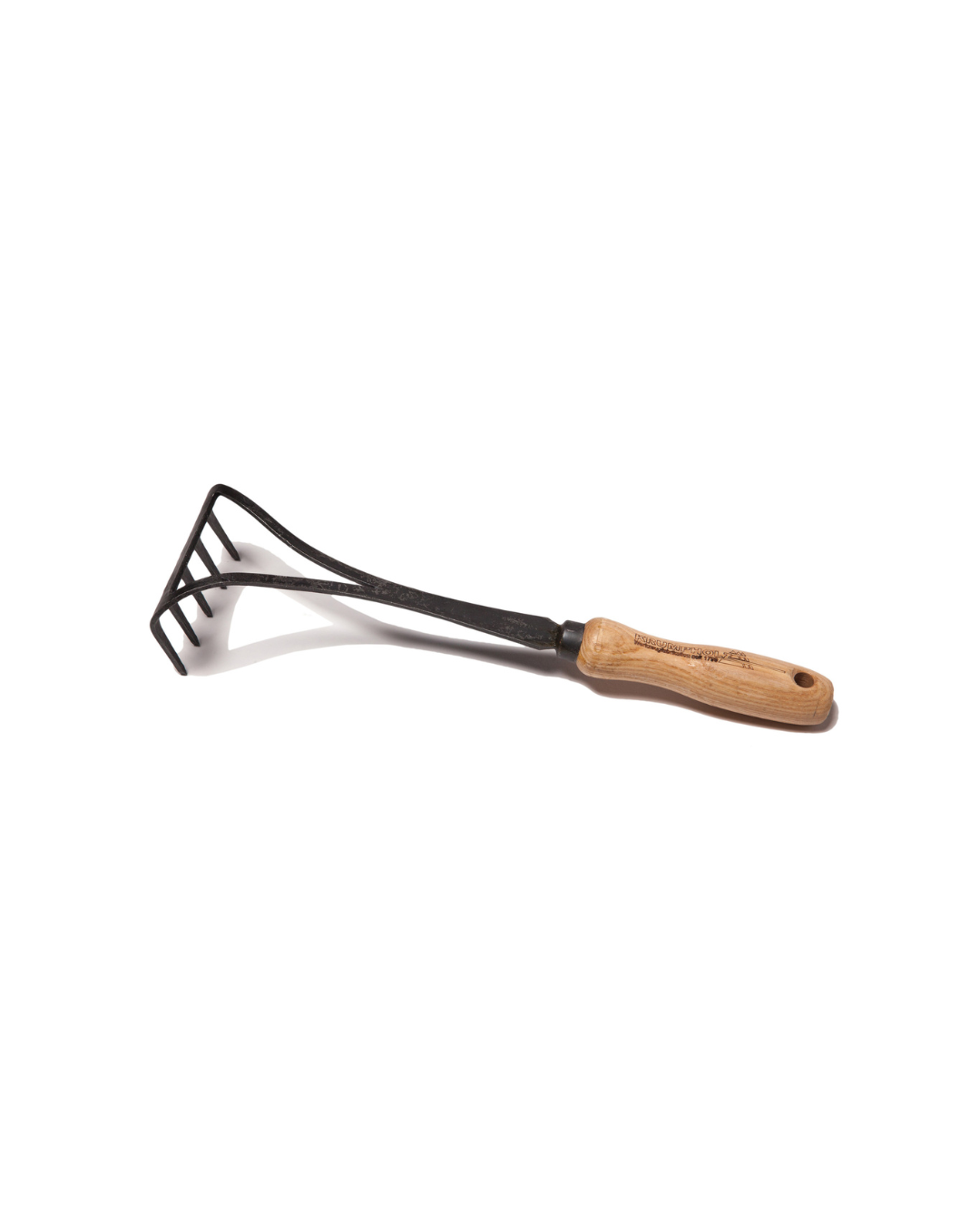 Ein Krumpholz Bio-Handrechen 14 cm 1434 von Krumpholz, mit einem robusten Design und ergonomischem Griff, isoliert auf weißem Hintergrund.