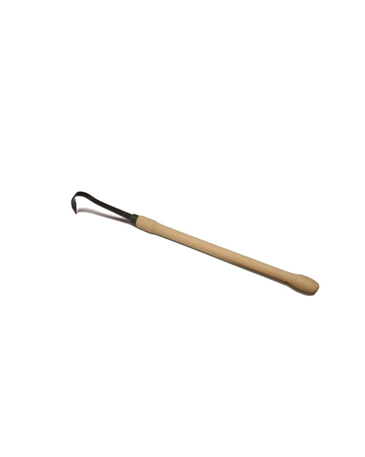 Der Krumpholz | Bio-Sauzahn ø8/48cm 1425 ist ein Gartenhandgerät mit einem Holzgriff und einer gebogenen, geschmiedeten Metallklinge, ideal zum Jäten oder Graben. Hier isoliert auf einem weißen Hintergrund abgebildet.