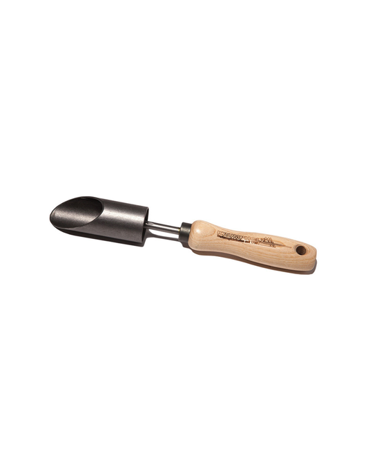 Der Krumpholz | Kleiner Zwiebelpflanzer 1327 ist eine kleine Gartenkelle mit einem Griff aus Eschenholz und einer schwarzen Metallschaufel, abgebildet auf weißem Hintergrund.