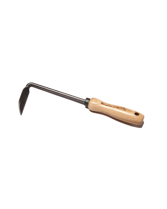 Krumpholz | Cape Cod Weeder mit Eschengriff für Rechtshänder 1342: Ein Unkrautjäter mit Holzgriff und L-förmiger Metallklinge, ideal zum Unkraut jäten, fotografiert vor weißem Hintergrund.
