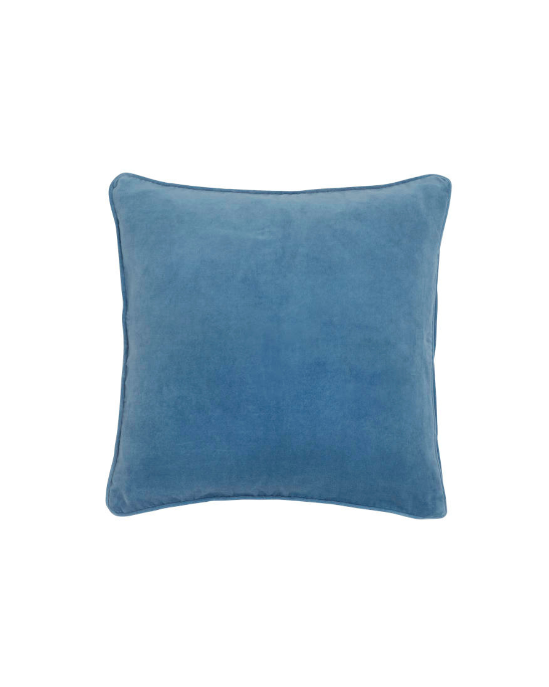 Die Bungalow Kissenhülle Samt 'Atlantic' ist eine quadratische, blaue Samtkissenhülle (50 x 50 cm) mit leicht abgerundeten Ecken, die Luxus und Komfort in jeden Raum bringt. Auf weißem Hintergrund abgebildet.