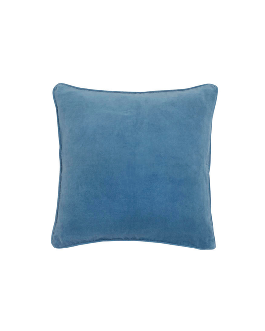 Die Bungalow Kissenhülle Samt 'Atlantic' ist eine quadratische, blaue Samtkissenhülle (50 x 50 cm) mit leicht abgerundeten Ecken, die Luxus und Komfort in jeden Raum bringt. Auf weißem Hintergrund abgebildet.