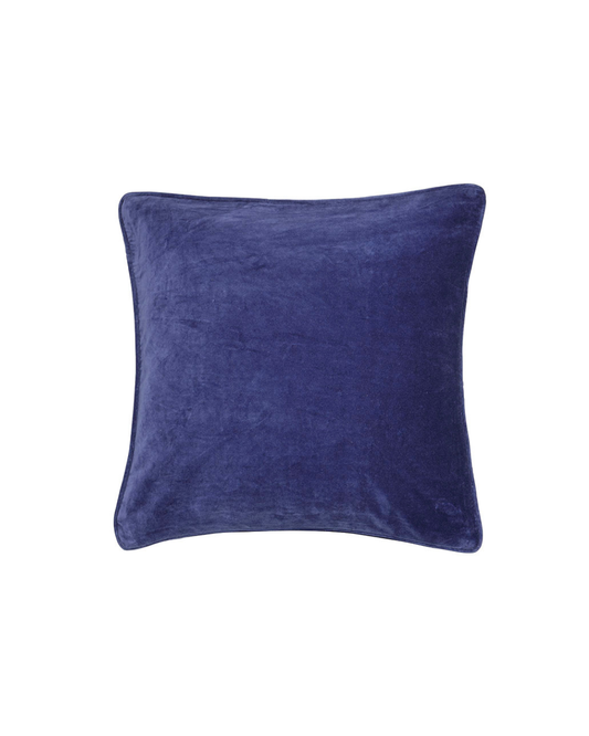 Die Bungalow Kissenhülle Samt 'Sapphire' ist ein 50 x 50 cm großes, quadratisches, tiefblaues Samtkissen mit leicht abgerundeten Ecken, das aus einer weichen Baumwoll-Samt-Mischung gefertigt ist und auf einem schlichten weißen Hintergrund abgebildet ist.