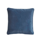 Die Bungalow Kissenhülle Samt 'China Blue' (50 x 50 cm) präsentiert sich rechteckig in Navyblau mit sanft abgerundeten Ecken vor weißem Hintergrund - ein elegantes Accessoire der Marke Bungalow.