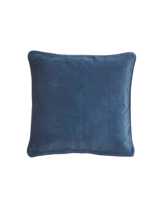 Die Bungalow Kissenhülle Samt 'China Blue' (50 x 50 cm) präsentiert sich rechteckig in Navyblau mit sanft abgerundeten Ecken vor weißem Hintergrund - ein elegantes Accessoire der Marke Bungalow.