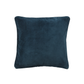 Die Bungalow Kissenhülle Samt 'Navy' 50 x 50 cm von Bungalow hat einen quadratischen, dunkelblauen Samtbezug mit weicher Textur auf weißem Hintergrund - perfekt, um Ihrem Zuhause Eleganz und Komfort zu verleihen.