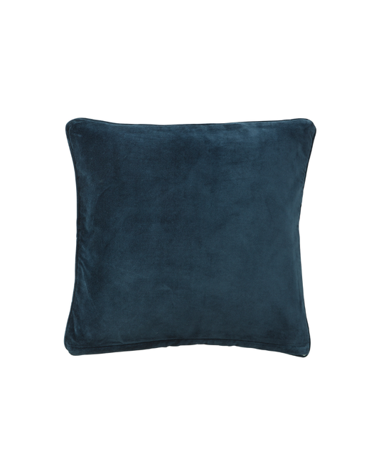 Die Bungalow Kissenhülle Samt 'Navy' 50 x 50 cm von Bungalow hat einen quadratischen, dunkelblauen Samtbezug mit weicher Textur auf weißem Hintergrund - perfekt, um Ihrem Zuhause Eleganz und Komfort zu verleihen.