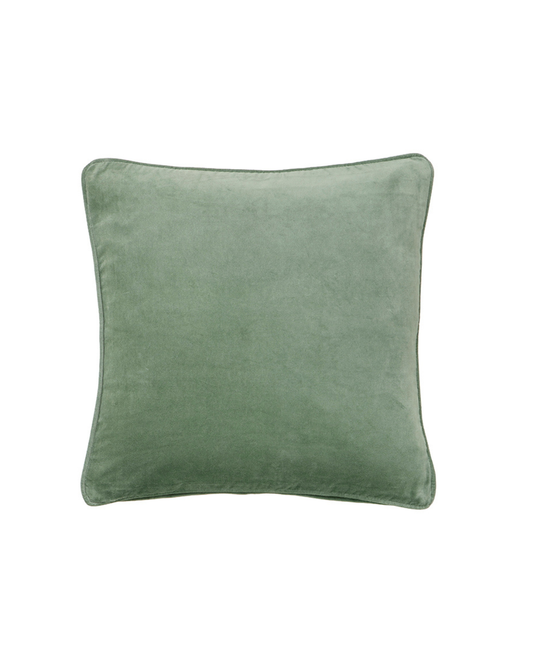 Die Bungalow Kissenhülle Samt 'Ivy' ist eine quadratische, salbeigrüne Samtkissenhülle mit dezenter Paspelierung aus weicher Baumwolle in der Größe 50 x 50 cm, die sich vor einem schlichten weißen Hintergrund präsentiert.