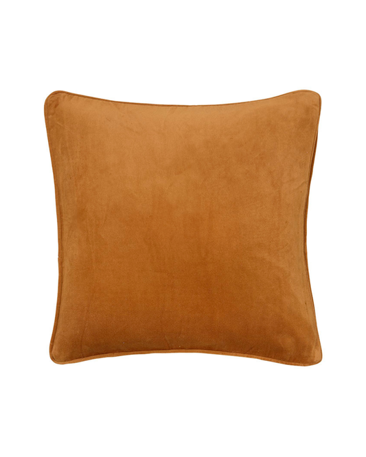 Die Bungalow Kissenhülle Samt 'Pumpkin' 50 x 50 cm ist eine plüschige, rostfarbene, quadratische Kissenhülle mit paspelierten Kanten - ideal, um Ihrer Einrichtung einen gemütlichen Bungalow-Stil zu verleihen.
