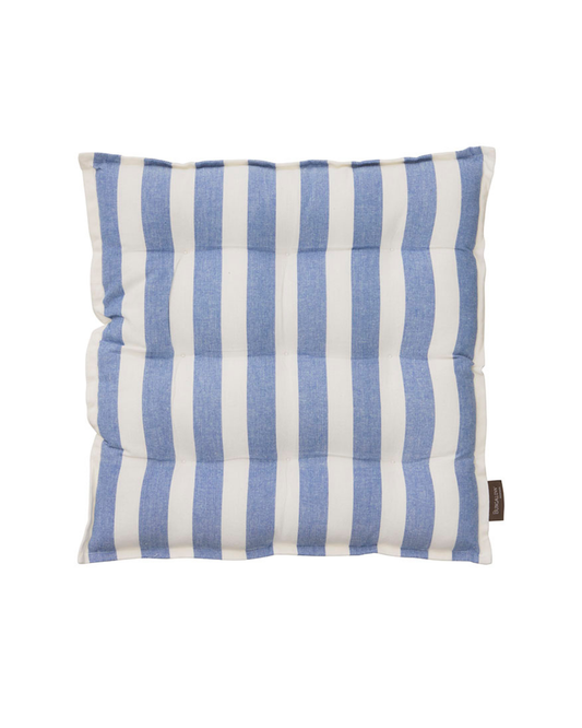 Das Bungalow | 'Roma Azur' Sitzkissen 45 x 45 cm zeichnet sich durch vertikale blaue und weiße Streifen, Gittertufting und ein kleines braunes Schildchen aus. Ideal, um Ihre Gartenbank zu verschönern. Marke: Bungalow. Der Hintergrund ist weiß.