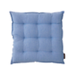 Das Bungalow 'Milan Ocean Blue' Sitzkissen 45 x 45 cm ist ein quadratisches, getuftetes Kissen mit gesteppten Nähten und leicht erhabenen Rändern, das in Hellblau auf weißem Grund gehalten ist.