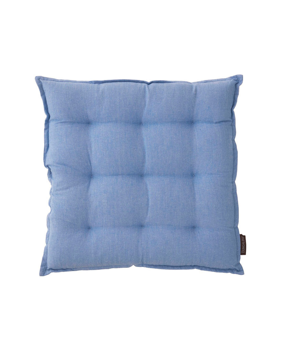 Das Bungalow 'Milan Ocean Blue' Sitzkissen 45 x 45 cm ist ein quadratisches, getuftetes Kissen mit gesteppten Nähten und leicht erhabenen Rändern, das in Hellblau auf weißem Grund gehalten ist.