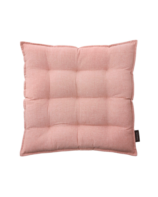 Das Bungalow 'Milan Rose' Sitzkissen (45 x 45 cm) ist ein rechteckiges, hellrosa Baumwollkissen mit einem gesteppten Gittermuster und einem kleinen schwarzen Anhänger auf der rechten Seite, abgebildet auf einem weißen Hintergrund.