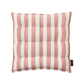 Das Bungalow 'Roma Rose' Sitzkissen 45 x 45 cm hat abwechselnd breite rosa und weiße vertikale Streifen, die mit kleinen Knöpfen und einem Stoffanhänger am rechten Rand getuftet sind. Dieses nachhaltige Kissen ist auf einem weißen Hintergrund abgebildet.