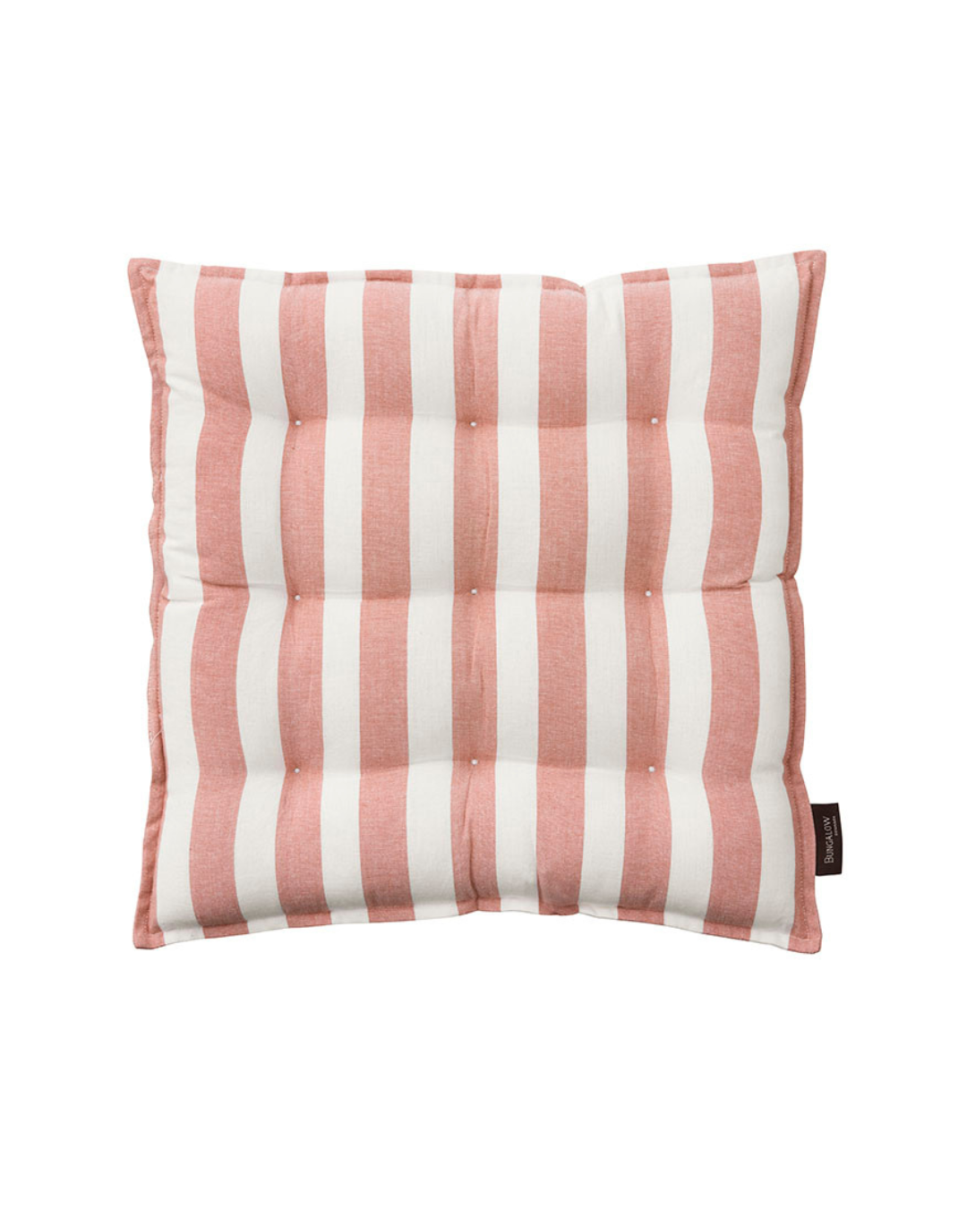Das Bungalow 'Roma Rose' Sitzkissen 45 x 45 cm hat abwechselnd breite rosa und weiße vertikale Streifen, die mit kleinen Knöpfen und einem Stoffanhänger am rechten Rand getuftet sind. Dieses nachhaltige Kissen ist auf einem weißen Hintergrund abgebildet.
