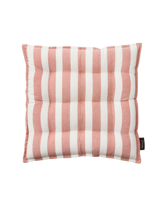 Das Bungalow 'Roma Rose' Sitzkissen 45 x 45 cm hat abwechselnd breite rosa und weiße vertikale Streifen, die mit kleinen Knöpfen und einem Stoffanhänger am rechten Rand getuftet sind. Dieses nachhaltige Kissen ist auf einem weißen Hintergrund abgebildet.