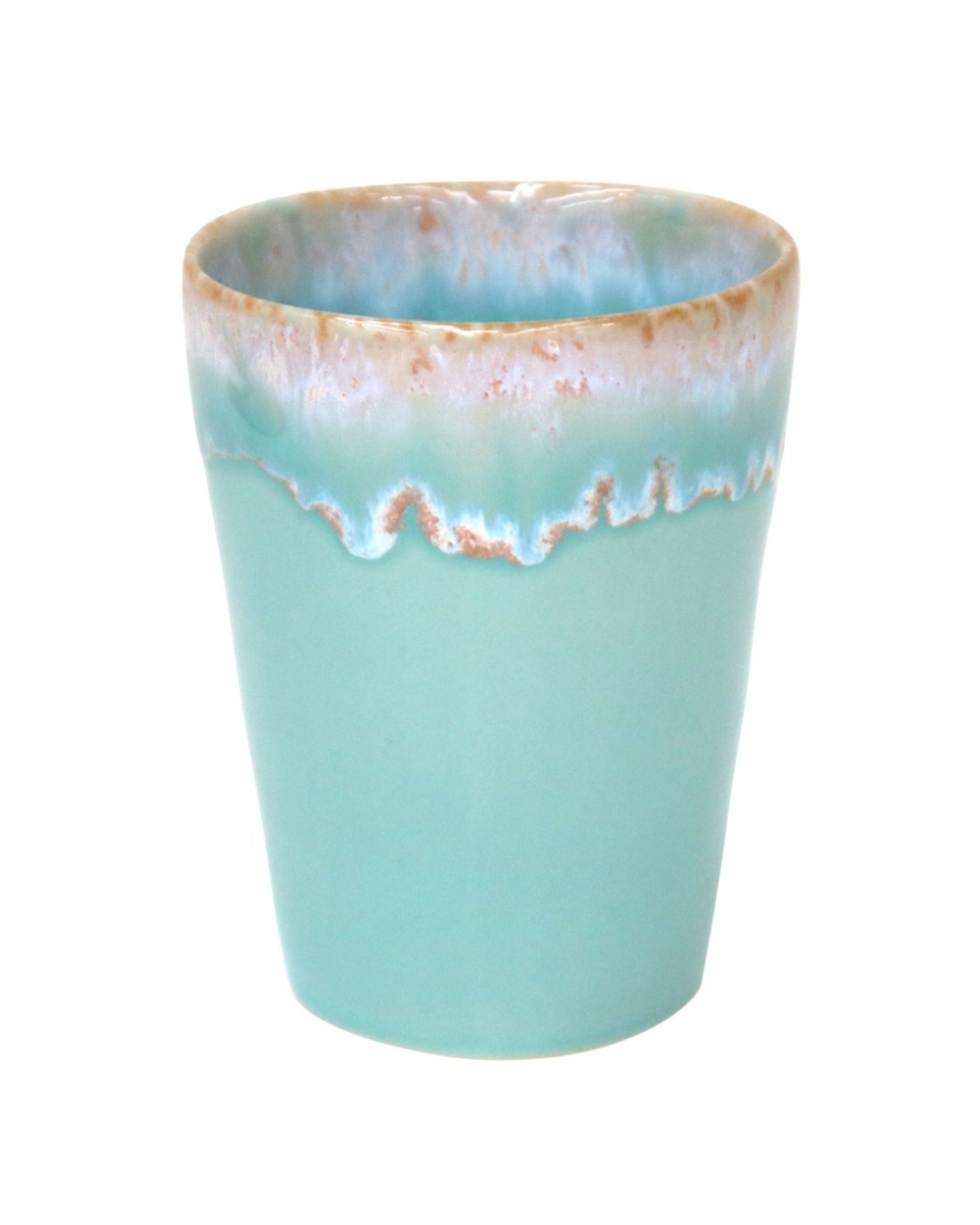 Der Costa Nova 'Grespresso' Lattebecher Aqua (38 cl) aus Steingut und Keramik besticht durch eine türkise untere Hälfte und eine gewellte, strukturierte Oberkante in Weiß-, Blau- und Beigetönen vor weißem Hintergrund.