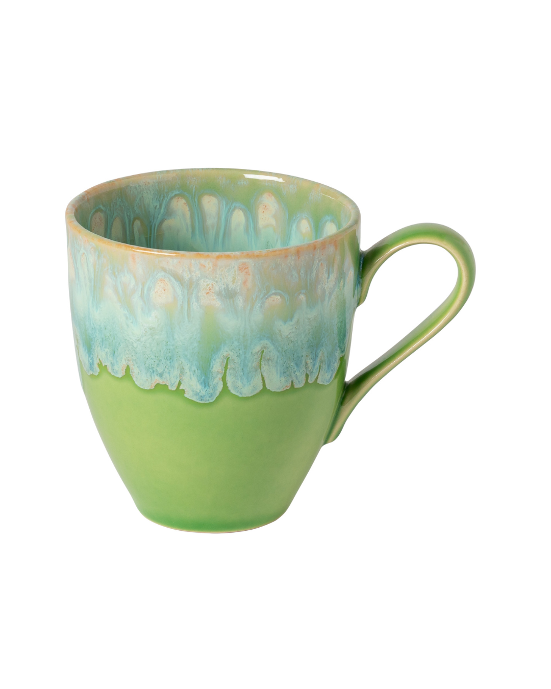 Der Costa Nova 'Taormina' limettengrün Becher 41 cl hat einen grünen Sockel, eine blaue und cremefarbene marmorierte Glasur in der Nähe des Randes und einen geschwungenen Henkel, abgebildet auf weißem Grund.