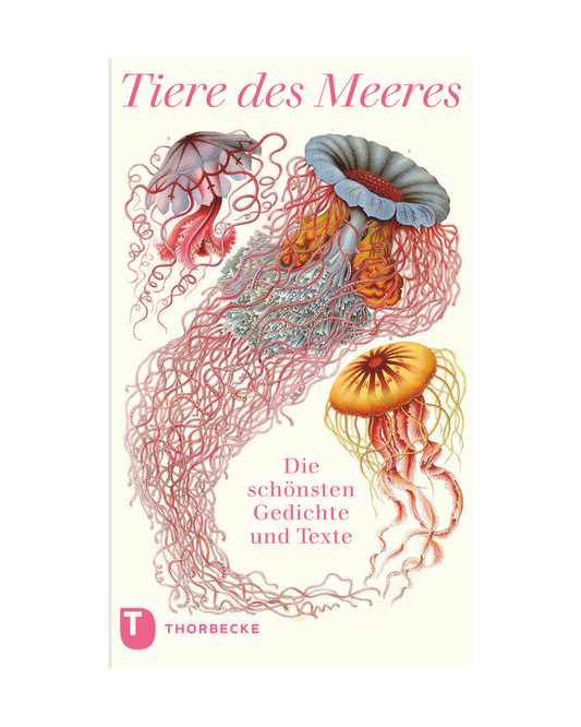 Auf einem Buchcover des Thorbecke-Verlags sind drei farbenprächtige Quallen abgebildet, deren rosa und gelbe Tentakel elegant durch die Unterwasserwelt schweben. Oben ist der Titel auf Deutsch zu lesen: „Tiere des Meeres | Die schönsten Gedichte und Texte“, der die Leser dazu einlädt, vom Meer inspirierte Gedichte zu entdecken. Unten links ist das rosa Thorbecke-Logo zu sehen.