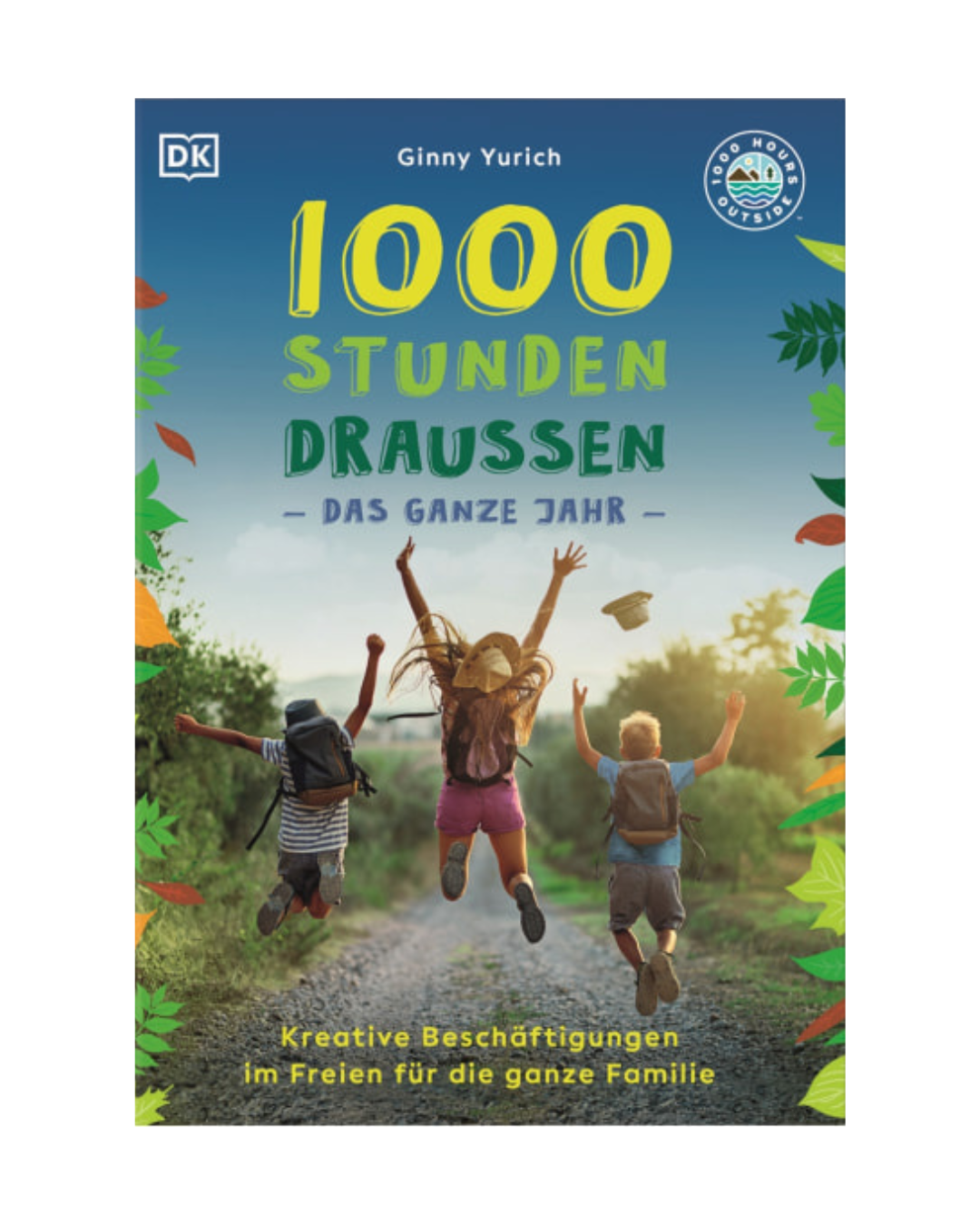 Buchcover von „1000 Stunden draußen“ vom DK Verlag. Drei Kinder mit Rucksäcken laufen einen Pfad entlang, umgeben von üppigem Grün, vor dem Hintergrund eines blauen Himmels und Laubwerks. Der Text hebt „kreative Spielideen für Kinder“ und inspirierende Outdoor-Aktivitäten für die ganze „Outdoor-Abenteuer-Familie“ hervor, was das Buch zum perfekten „Aktivitätsbuch Natur“ für Familien macht, die gemeinsam Abenteuer erleben möchten.