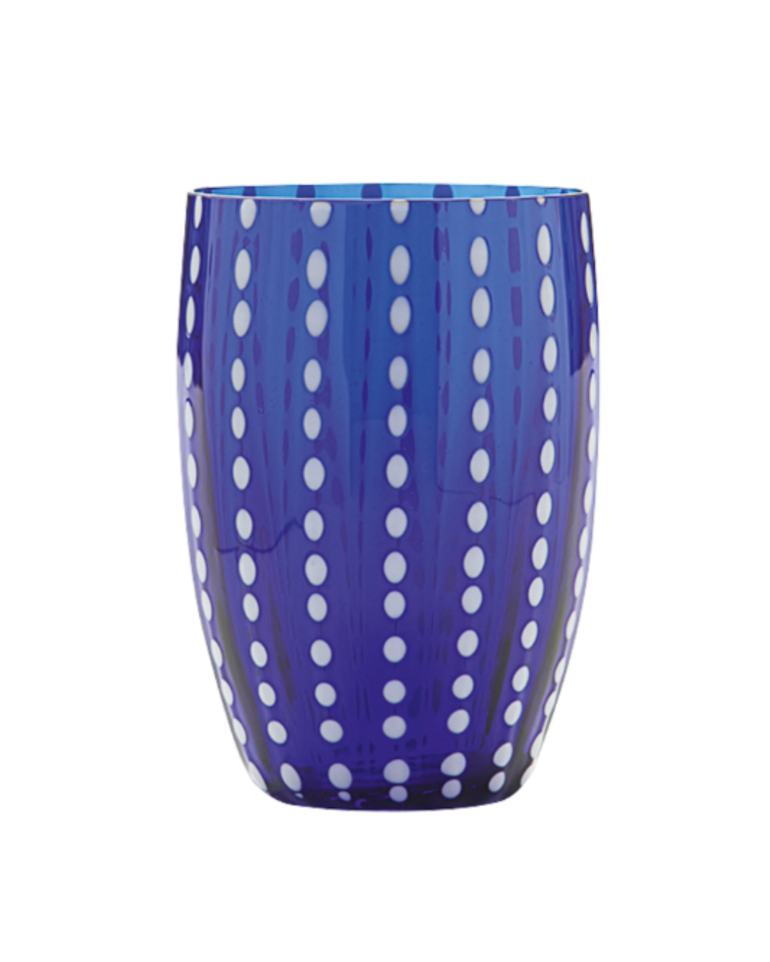 Ein blauer Glasbecher mit vertikalen Reihen aus gleichmäßig verteilten weißen ovalen Punkten bildet ein modernes, dekoratives Muster, das von der italienischen Glaskunst inspiriert ist. Der „Zafferano | Perle Glas Blau 32 cl“ verkörpert die handwerkliche Kunstfertigkeit und die zeitgenössische Eleganz der Marke.