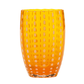 Ein hohes, zylindrisches, orangefarbenes Zafferano | Perle Glas (32 cl) mit einem ovalen und gepunkteten Muster auf der gesamten Oberfläche, mundgeblasen in der Tradition der italienischen Glasmacherkunst von Zafferano, vor weißem Hintergrund.