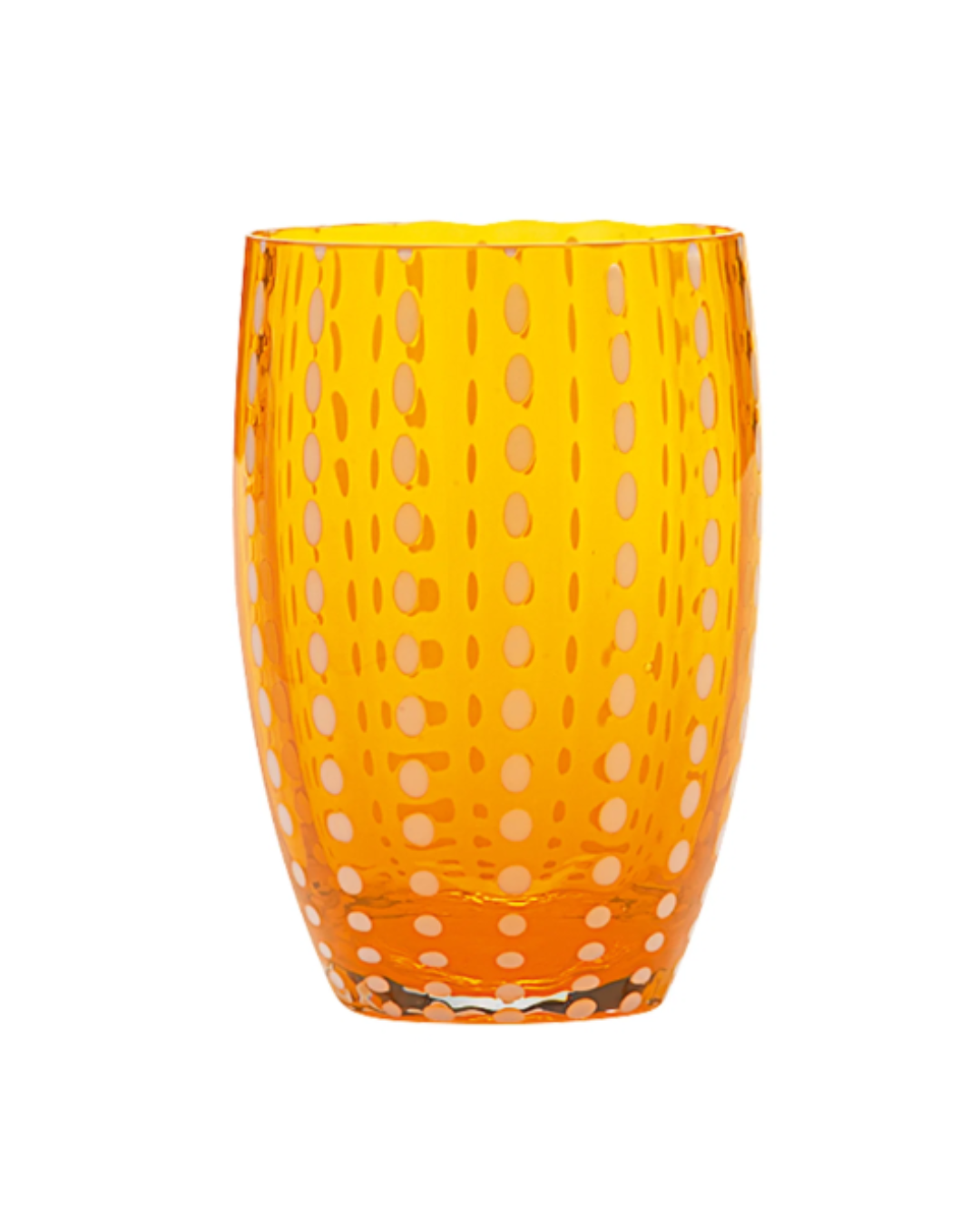 Ein hohes, transparentes, orangefarbenes Glas „Zafferano | Perle Glas Orange 32 cl“ von Zafferano, das auf seiner gesamten Oberfläche mit einem ovalen Muster aus weißen Punkten verziert und in der Tradition der italienischen Glasbläserkunst mundgeblasen ist, wird vor einem schlichten weißen Hintergrund präsentiert.