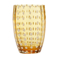 Der von Zafferano gefertigte „Perle Glas Amber 32 cl“ ist ein transparenter Becher aus bernsteinfarbenem Glas, der mit gleichmäßig verteilten, opaken weißen Punkten verziert ist. Inspiriert von der italienischen Glaskunst und ganz im Stil der Zafferano-Perle-Kollektion verkörpert dieses Stück exquisite Handwerkskunst und zeitlose Eleganz.