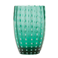 Ein durchscheinender grüner Glastumbler mit vertikalen Reihen ovaler Vertiefungen vor einem schlichten weißen Hintergrund zeugt von exquisiter italienischer Glasmacherkunst. Das „Zafferano | Perle Glas Grün 32 cl“ ist aus mundgeblasenem Glas gefertigt und verkörpert sowohl Tradition als auch Eleganz.