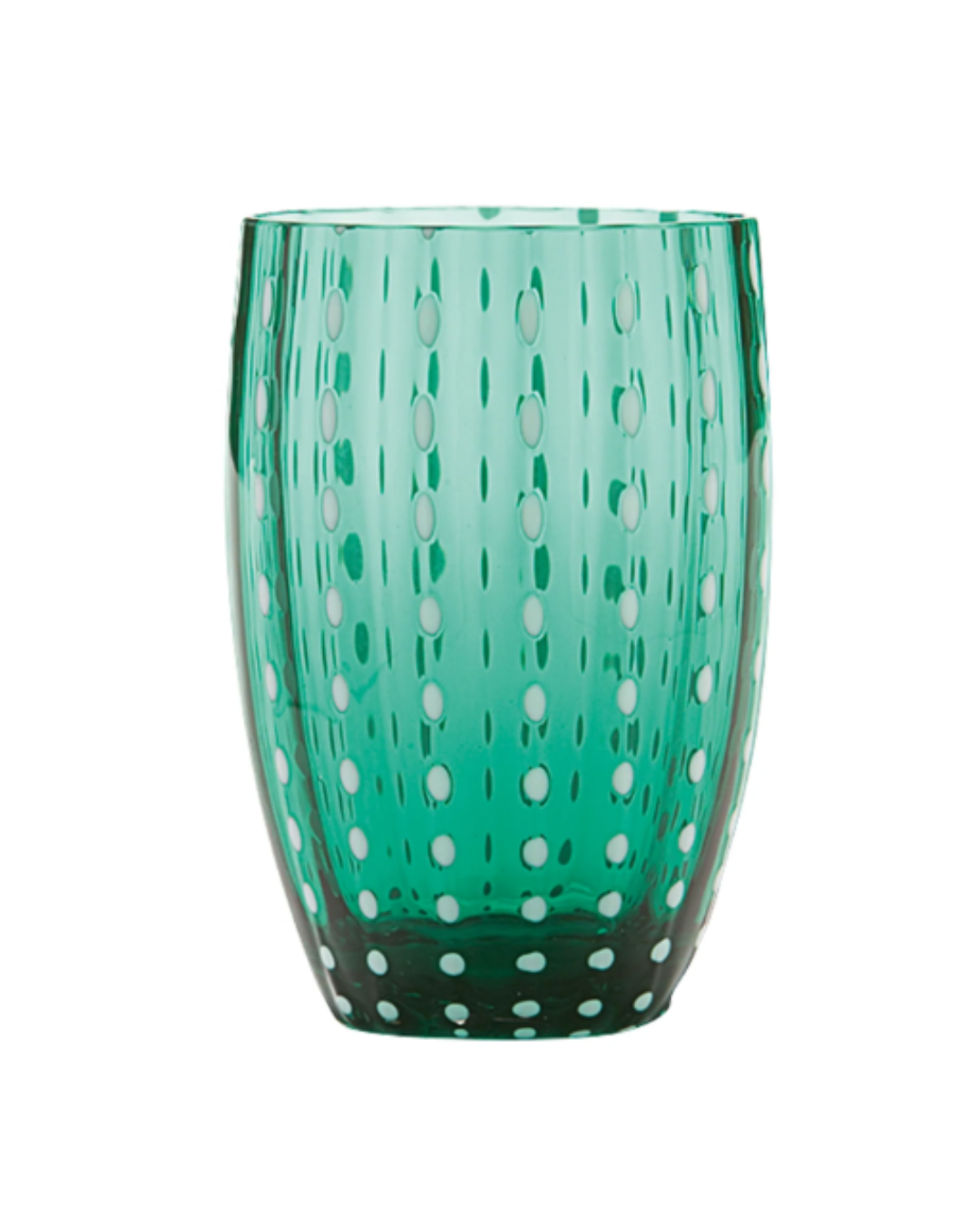 Ein durchscheinender grüner Glastumbler mit vertikalen Reihen ovaler Vertiefungen vor einem schlichten weißen Hintergrund zeugt von exquisiter italienischer Glasmacherkunst. Das „Zafferano | Perle Glas Grün 32 cl“ ist aus mundgeblasenem Glas gefertigt und verkörpert sowohl Tradition als auch Eleganz.