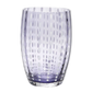 Mit seinem zarten Lavendelton und den vertikalen Reihen aus weißen, ovalen Punkten, die gleichmäßig über die transparente Oberfläche verteilt sind, verkörpert das Zafferano | Perle Glas Lavendel 32 cl die exquisite italienische Glasherstellung von Zafferano, das unter Einsatz traditioneller Mundblastechniken meisterhaft gefertigt wurde.